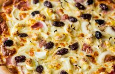 Irresistible and Tasty Cheese and Ham Pizza