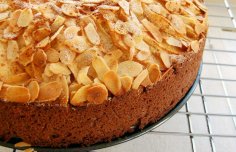 Delicious Almond and Apple Cake