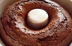 Easy Chocolate Cake (Bolo de Chocolate)