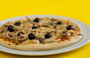 Delicious Chicken and Mushroom Pizza