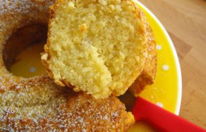 Coconut and Apple Cake (Bolo de Coco e Maçã)