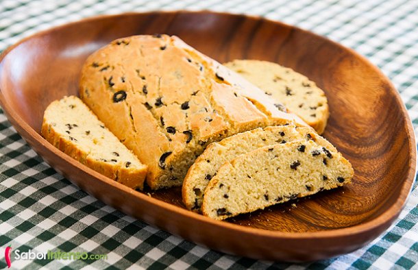 Olive Bread  (Pão de Azeitonas)