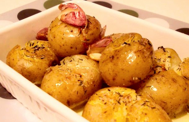 Simple Garlic Roasted Potatoes