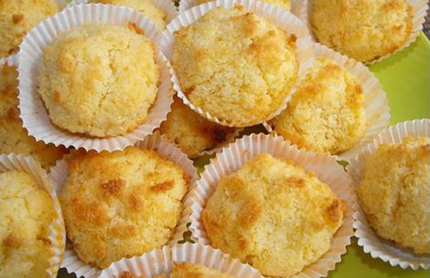 Easy Coconut Cupcakes (Queques de Coco)