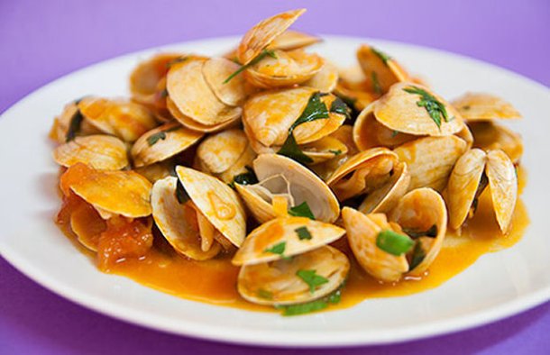  Neuza's Easy Clams with Sauce