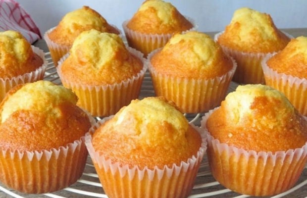 Moist Yogurt cupcakes (Queques de Iogurte)